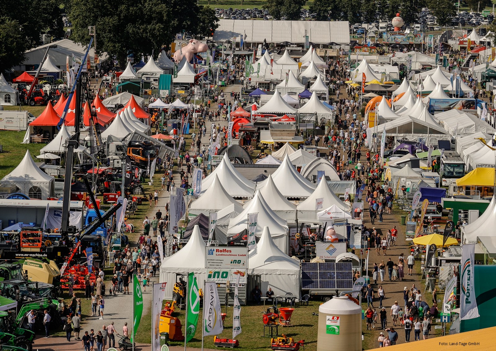 Freigelände der Messe LandTageNord mit vielen Ausstelllern, die Landtechnik zeigen.